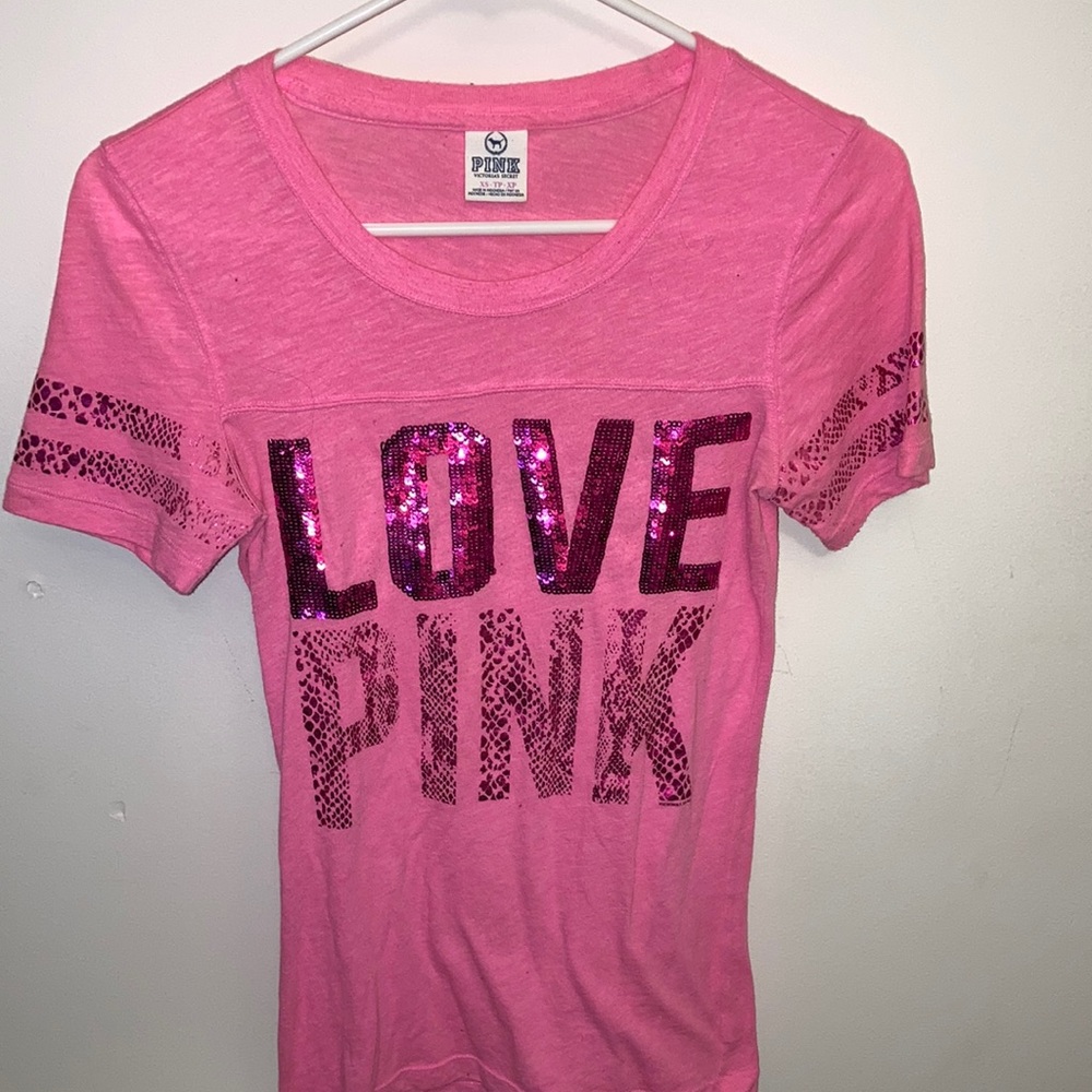 Victoria’s Secret short sleeve shirt.👚🎀